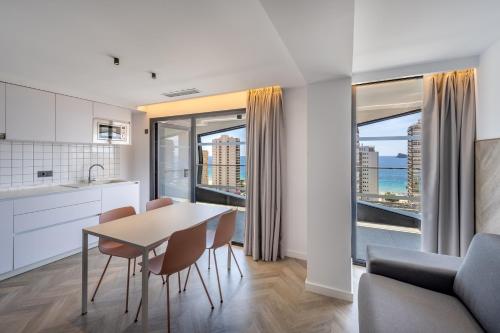 a kitchen and dining room with a table and chairs at Climia Belroy 4 Sup in Benidorm