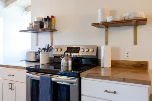 Una cocina o zona de cocina en Top Floor Condo w/ Ocean Views [Admirals Quarters]