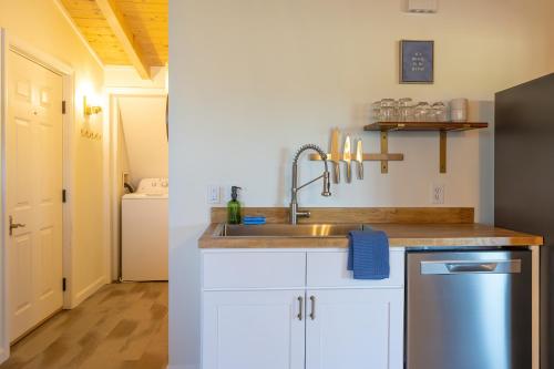 Una cocina o zona de cocina en Top Floor Condo w/ Ocean Views [Admirals Quarters]