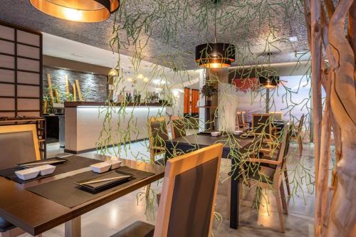 a restaurant with a table and some plants on the wall at Climia Belroy 4 Sup in Benidorm