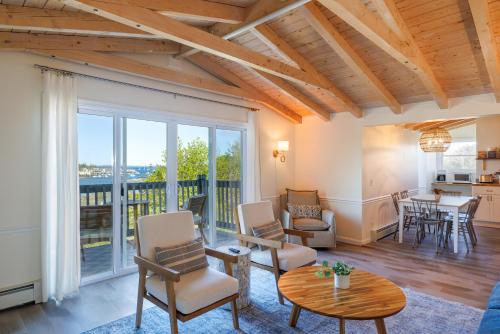 una sala de estar con una mesa y sillas en Top Floor Condo w/ Ocean Views [Admirals Quarters], en Southwest Harbor