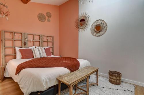 1 dormitorio con cama, mesa y espejos en Le chant du coquelicot, en Baziège