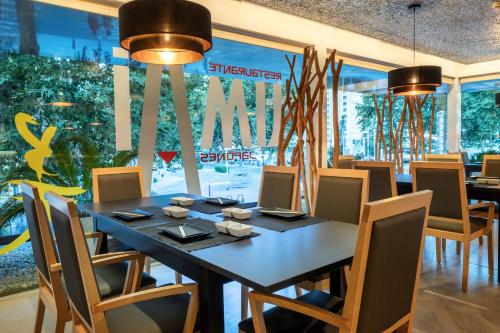 a dining room with a black table and chairs at Climia Belroy 4 Sup in Benidorm