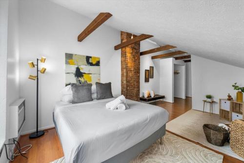 una camera con un grande letto bianco di Charming Mt Adams 1BR in Prime Location a Cincinnati