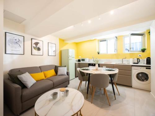 un salon avec un canapé et une table dans l'établissement Le petit olivier en coeur de ville + Parking incl., à Montpellier