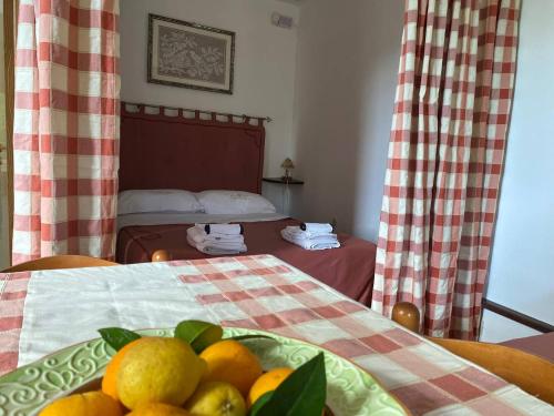 ピエディモンテ・エトネーオにあるAgriturismo Etna-Mareのテーブルとオレンジの入ったテーブル
