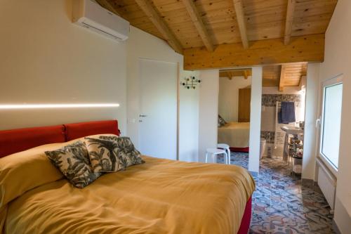 Schlafzimmer mit einem Bett mit einem orangefarbenen Kopfteil in der Unterkunft Villa Silvana - Apt Giulia & Michela with terrace & parking in Perugia
