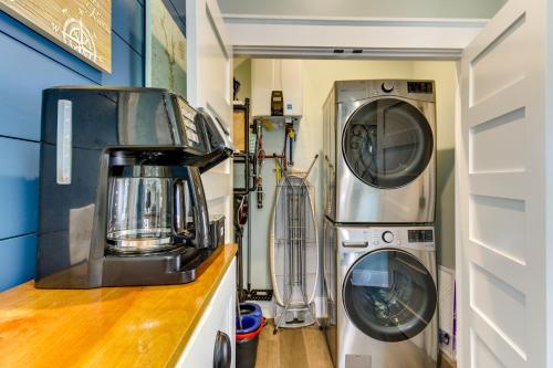 Φωτογραφία από το άλμπουμ του Greenwood Getaway with Furnished Patio and Lake View σε Waterloo