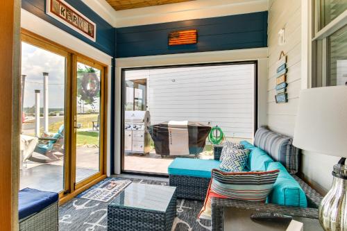 Χώρος καθιστικού στο Greenwood Getaway with Furnished Patio and Lake View