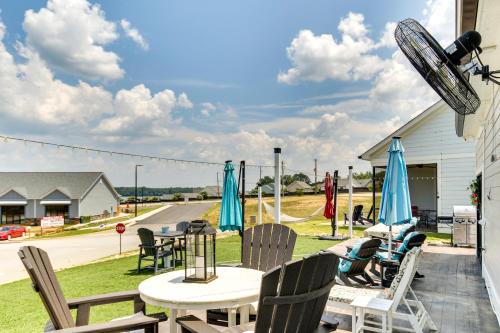 Βραδινή ψυχαγωγία για τους επισκέπτες του Greenwood Getaway with Furnished Patio and Lake View