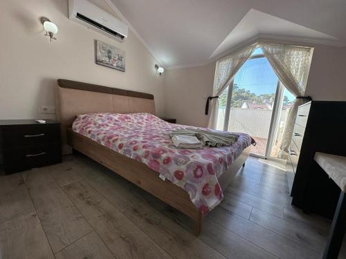 sypialnia z łóżkiem i dużym oknem w obiekcie Sunset Beach Club w mieście Fethiye
