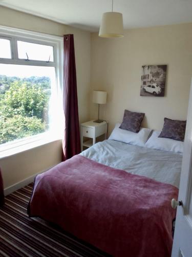 una camera con due letti e una finestra di St Marys Apartment a Hastings