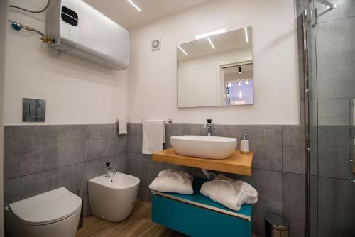 プローチダにあるGL Exclusive Luxury Suiteの洗面台とトイレ付きのバスルーム