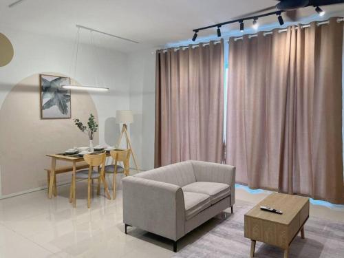 Χώρος καθιστικού στο Spacious Verdi Eco-Dominium Cyberjaya 3BR @ near KLIA & KLIA 2 with Nice View