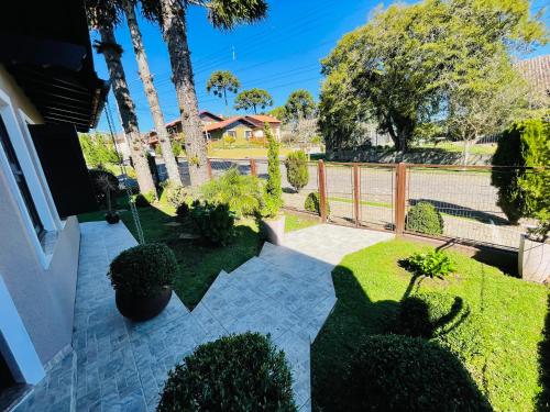 - une vue sur le jardin depuis le balcon d'une maison dans l'établissement Residencial Pine House, à Canela