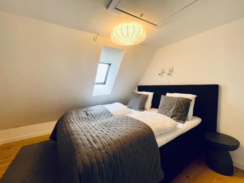 een slaapkamer met een bed met een zwart hoofdeinde bij Large 5 Bedroom Flat in Lovely Urban Area in CPH Ø in Kopenhagen
