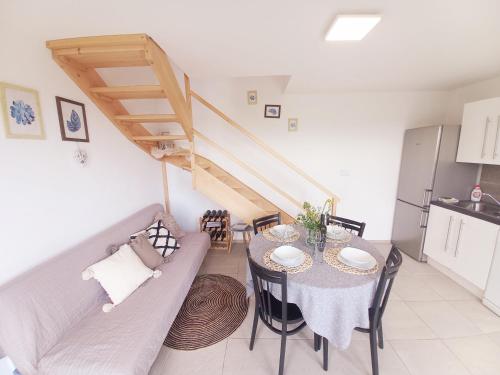 uma sala de estar com uma mesa e um sofá em Apartmán Podyjí em Znojmo