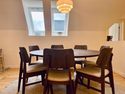 ein Esszimmer mit Tisch und Stühlen in der Unterkunft Large apartment in Lovely Urban Area in CPH Ø in Kopenhagen