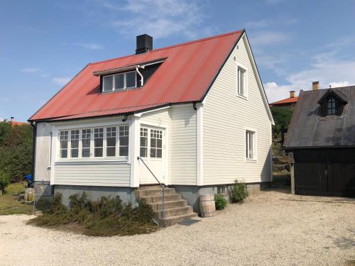 een wit huis met een rood dak bij Underbar havsutsikt på bjärehalvön in Vejbystrand