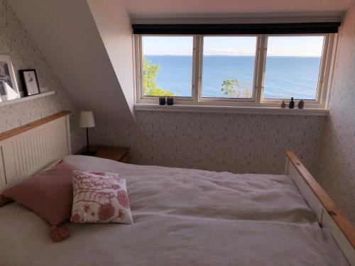 מיטה או מיטות בחדר ב-Underbar havsutsikt på bjärehalvön
