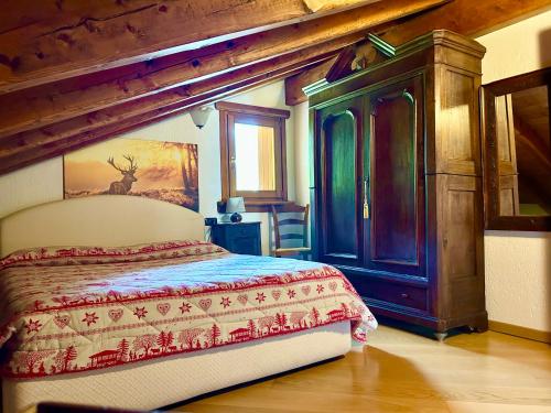 1 dormitorio con 1 cama en una habitación en Mansarda luminosa, en La Thuile