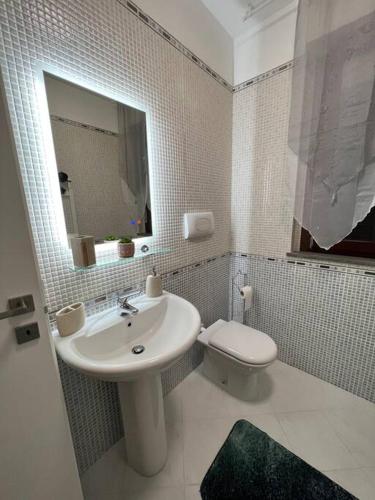 Koupelna v ubytování APPARTAMENTO ATTiCO CON TERRAZZO FIBI