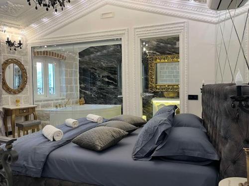 佩拉斯特的住宿－Palace de Luxe，一间卧室配有一张带枕头的大床和浴缸