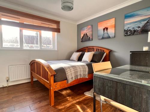 una camera con letto in legno e due finestre di 42i Premium rooms London exactly like the photos a Londra