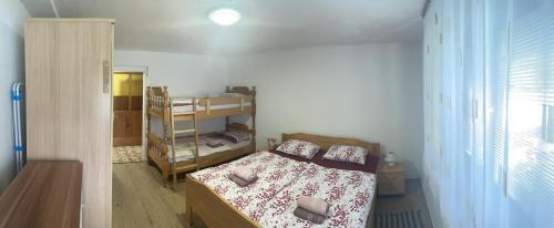 Dormitorio pequeño con cama y estante en Apartma Šohen, en Kočevje