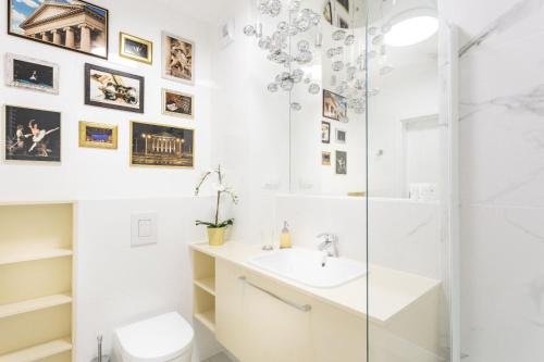 uma casa de banho com um chuveiro, um WC e um lavatório. em Apartamenty Gąsiorowskich 4 em Poznań