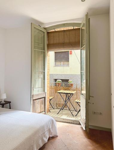 a bedroom with a bed and a view of a patio at SC Apartamento céntrico con balcón in Terrassa
