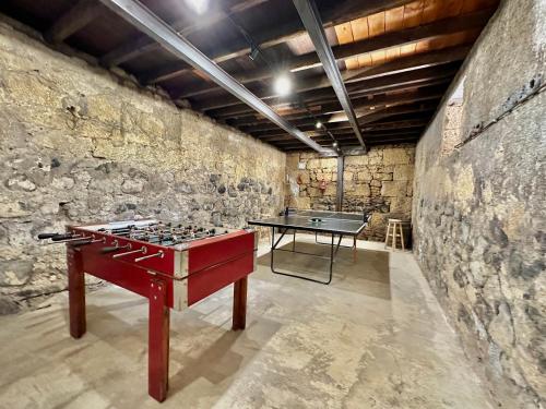 una stanza con tavolo da ping pong e tavolo da ping pong di Casa Tina a Güímar