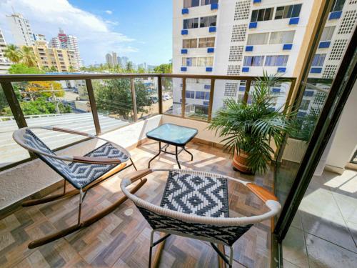 - Balcón con 2 sillas y mesa en Apartamentos cerca a la playa, Los Laureles - By Bedviajes, en Santa Marta