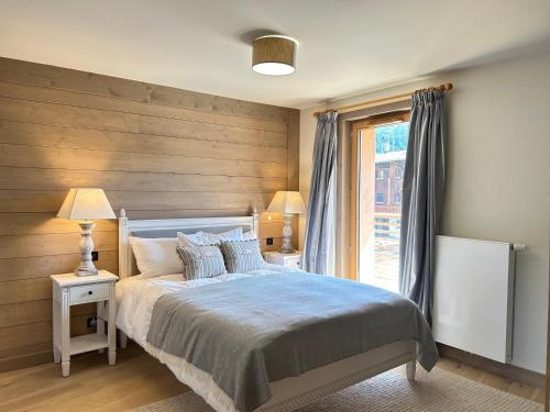 une chambre avec un grand lit et une fenêtre dans l'établissement Appartement de Standing au Centre des Gets - 8 Couchages, Terrasse, Garage, Proche Pistes - FR-1-623-325, aux Gets
