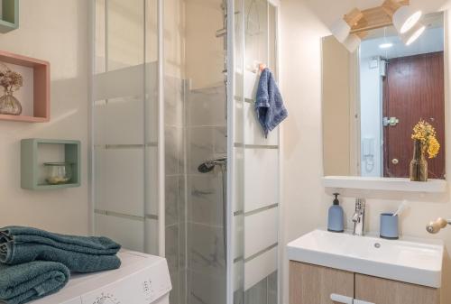 La salle de bains est pourvue d'une douche et d'un lavabo. dans l'établissement *Las Flores* joli studio avec balcon, à Marseille