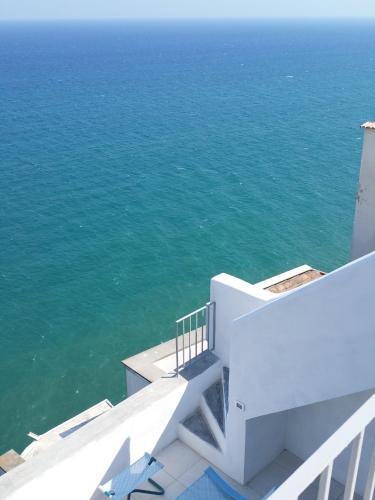uma vista para o oceano a partir de um farol em Casa Suyan em Peschici