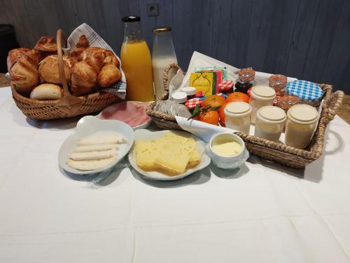 une table recouverte de paniers de pain et de fromage dans l'établissement Au Louis d'or, gite pour 6 personnes ,, à Lierneux