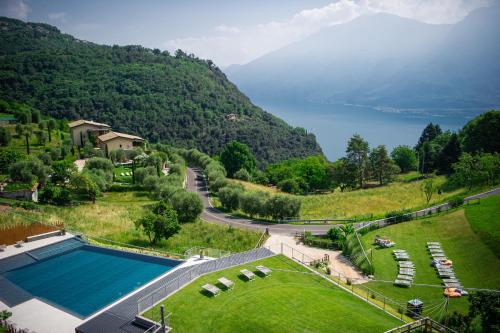 einen Luftblick auf ein Resort mit einem Pool und einem See in der Unterkunft Stella D'Oro - Hotel & Apartments in Tremosine sul Garda