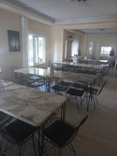 een groep tafels en stoelen in een kamer bij Arma pansiyon in Antalya
