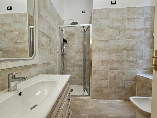 Un baño con lavabo, bañera y ducha. en Resort del Roster, en Florencia