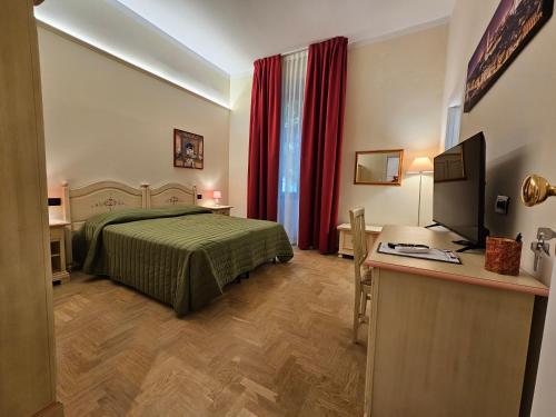 ein Hotelzimmer mit einem Bett und einem Schreibtisch in der Unterkunft Resort del Roster in Florenz