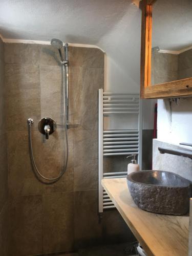 a bathroom with a sink and a shower at Stella Alpina sotto al Cervino in Breuil-Cervinia