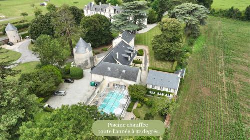 Ett flygfoto av Grand Hôtel "Château de Sully" - Piscine & Spa