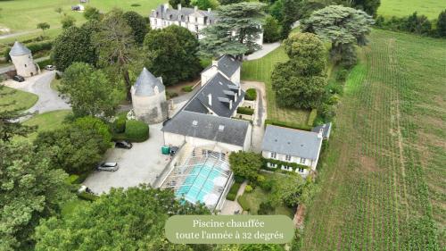 バイユーにあるGrand Hôtel "Château de Sully" - Piscine & Spaのスイミングプール付きの家屋の空中ビュー