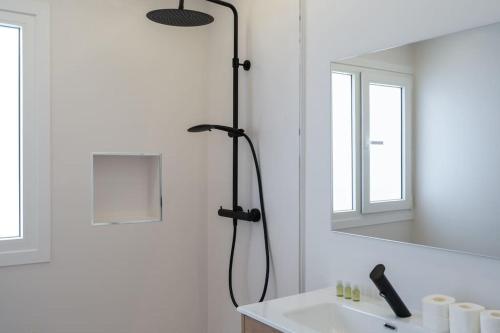 un bagno con doccia, lavandino e specchio di Apartoyou - Enamorados a El Puerto de Santa María