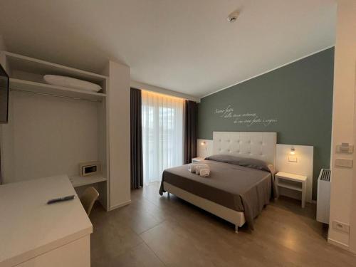 sypialnia z łóżkiem i zieloną ścianą w obiekcie Villa Nascente w mieście Bitetto