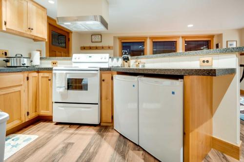 Dapur atau dapur kecil di Ketchikan Apt - Walk to Refuge Cove Beach!