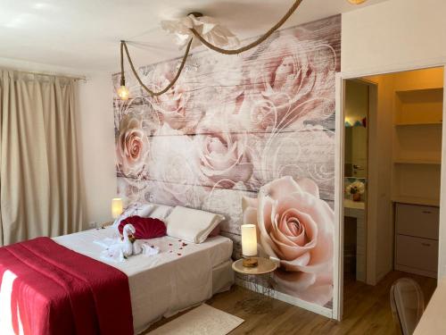 カンニジョネにあるB&B Oltremareのピンクの花の壁のベッドルーム1室