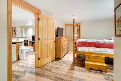 1 dormitorio con 1 cama y baño con lavamanos en Ketchikan Apt - Walk to Refuge Cove Beach!, en Ketchikan