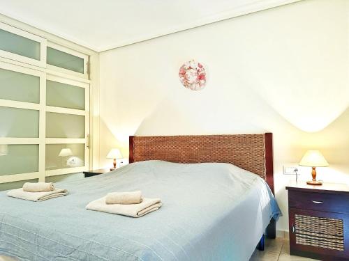 - une chambre avec un lit et 2 serviettes dans l'établissement Cosy well located apartment, à Puerto de Santiago